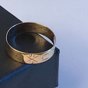 Vintage gold ring with unusual primitive design